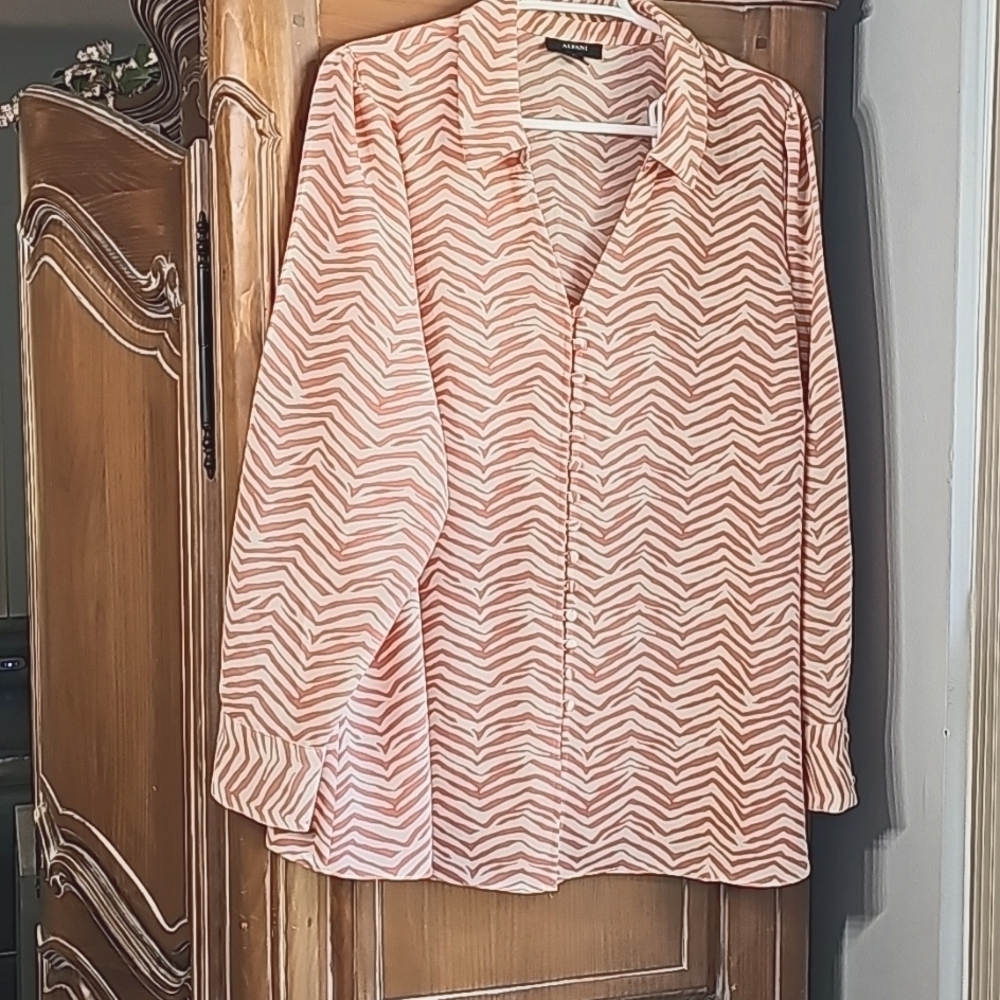 ALFANI Women's 2X blouse. Peachy coral color animal print. Cuff sleeves. Button
